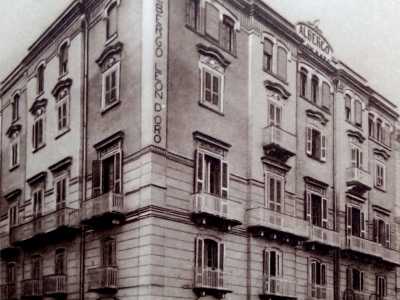 Nel 1925 l�edificio venne sopraelevato di due piani e si presentava con un bugnato a fasce su met� del prospetto, contraddistinto da finestre con balconi. Nella parte superiore invece vi erano una serie di bifore e trifore, sovrastate da un cornicione marcapiano, con al centro un timpano recante l�insegna. La stessa presente sulla lesena angolare